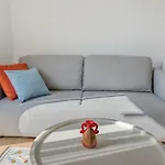 Barrikada-e Apartment
